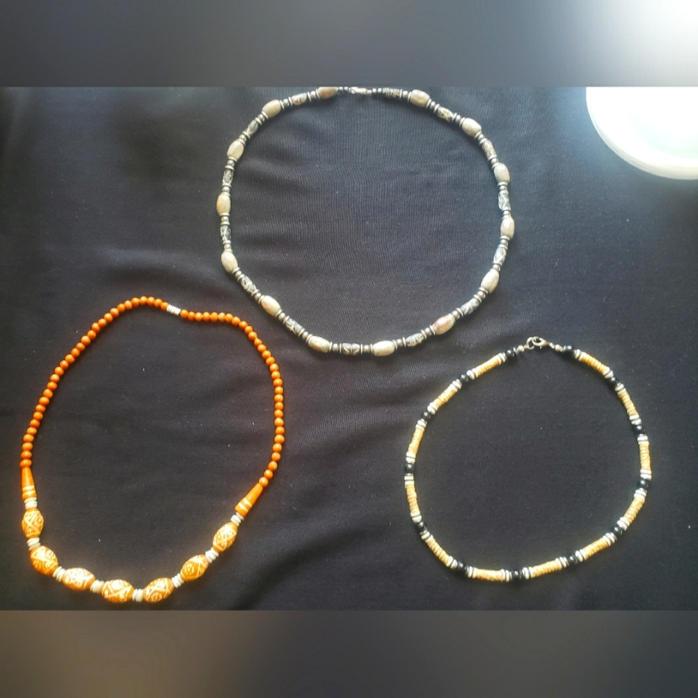 Necklace lot. 3 necklaces.